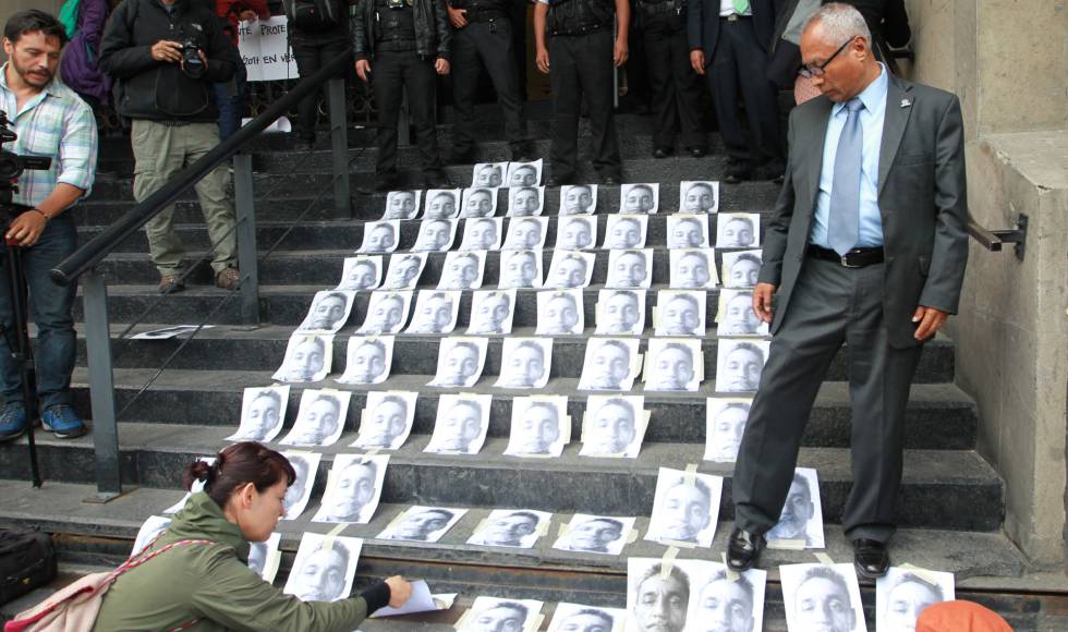 Decenas de fotografías del periodista Cándido Ríos Vázquez, asesinado el martes pasado en México. 