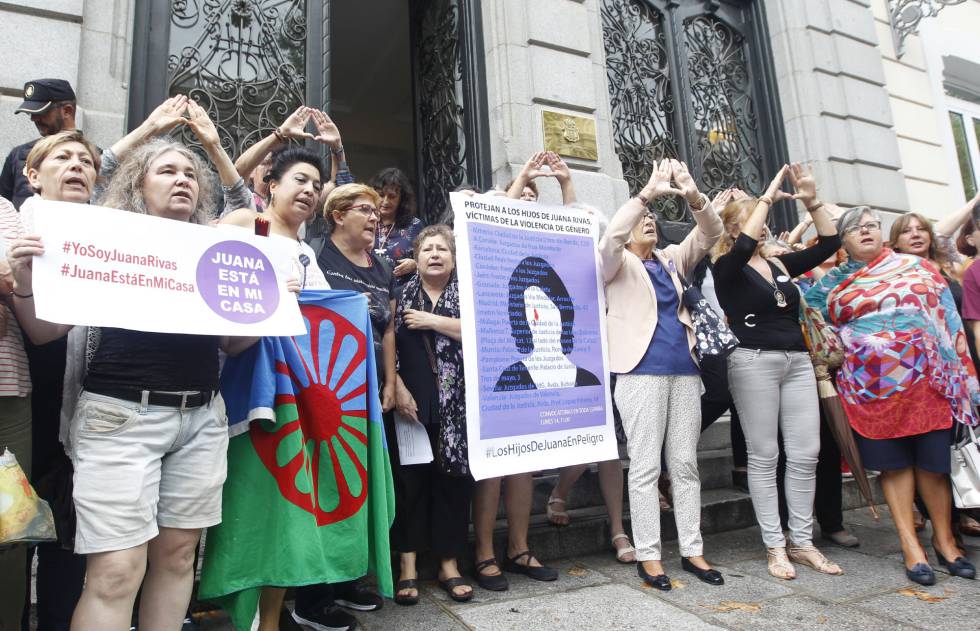 Miembros de varias asociaciones de mujeres se manifiestan este lunes ante el Consejo General del Poder Judicial por el caso de Juana Rivas.