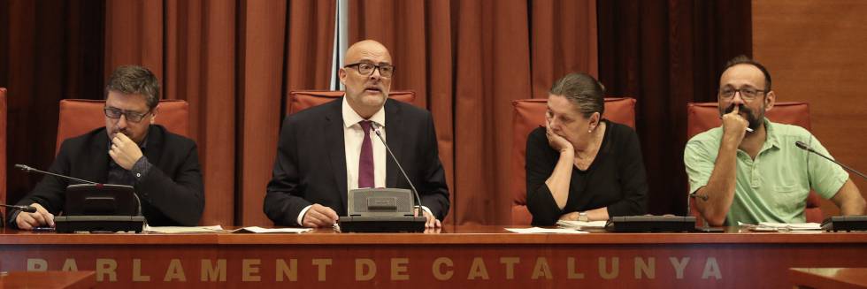 Los diputados Jordi Orobitg y Lluis Corominas, de Junts pel Si, y Gabriela Serra y Benet Salellas, de la CUP, han presentado la ley de ruptura.