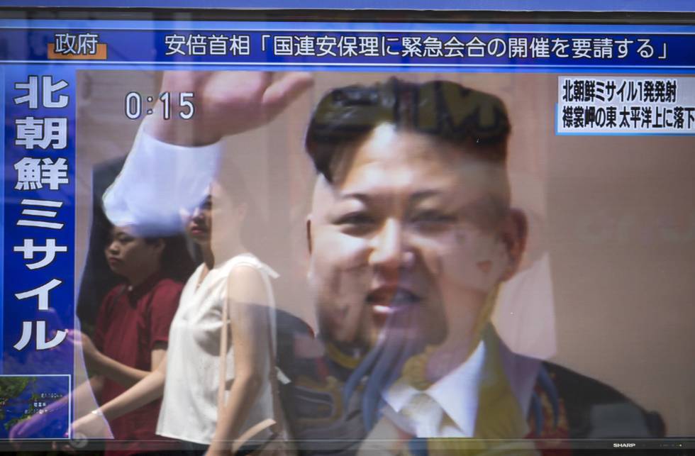 Las pantallas en las calles de Tokio reflejan la imagen de Kim Jong-un.