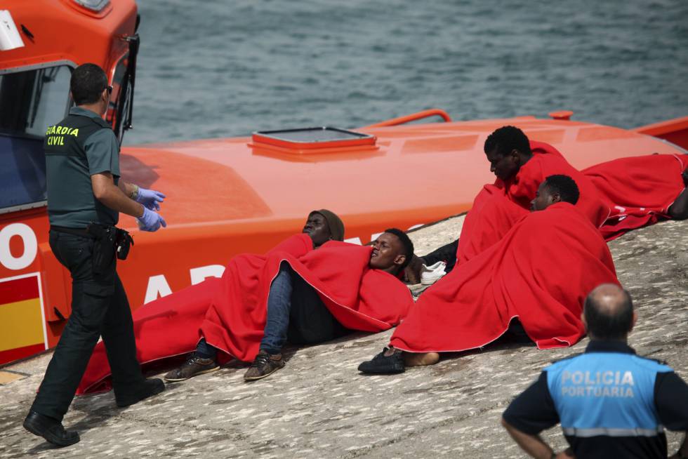 Spanish rescue services located 17 migrants in the Strait of Gibraltar last Saturday.