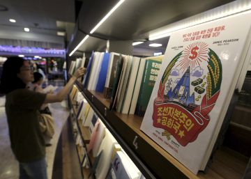 El libro 'La República capitalista de Corea' en una librería de Seúl.