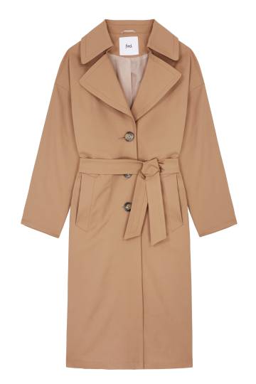 Un abrigo beige, de la colección de Amazon.
