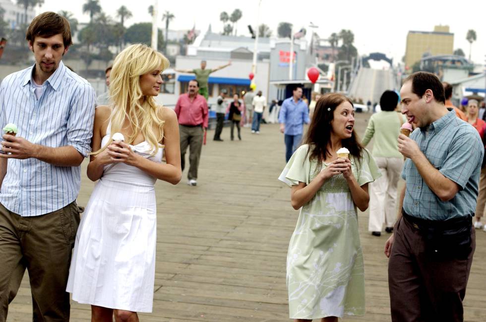 Joel Moore, Paris Hilton, Christine Lakin y Adam Kulbersh en la comedia de 2008 'The Hottie and the Nottie'.