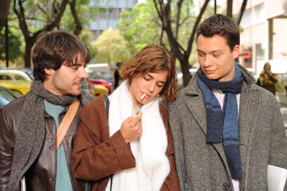Biel Duran, Adriana Ugarte y Nilo Mur mantienen una relación a tres en la película 'Castillos de cartón' (2008).