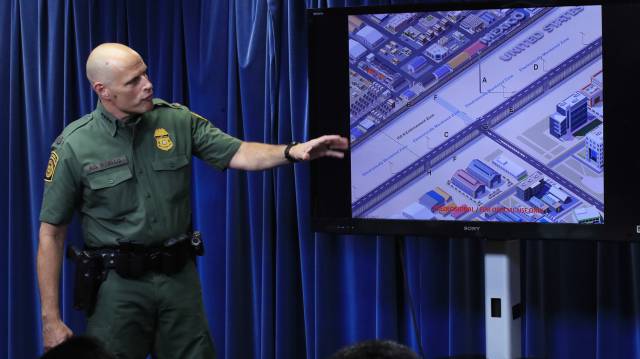 Vitiello presenta el diseño del muro fronterizo con México.