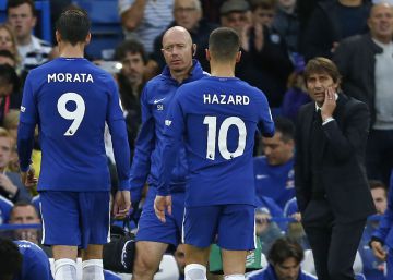 Chelsea's Italian head coach Antonio Conte (R) looks on as Chelsea's Spanish striker Alvaro Morata leaves the pitch injured during the English Premier League football match between Chelsea and Manchester City at Stamford Bridge in London on September 30, 2017.  AFP PHOTO  Ian KINGTON  RESTRICTED TO EDITORIAL USE. No use with unauthorized audio, video, data, fixture lists, clubleague logos or 'live' services. Online in-match use limited to 75 images, no video emulation. No use in betting, games or single clubleagueplayer publications. 