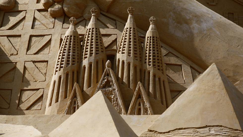La Sagrada Familia y las pirámides de Giza en una reproducción de arena.