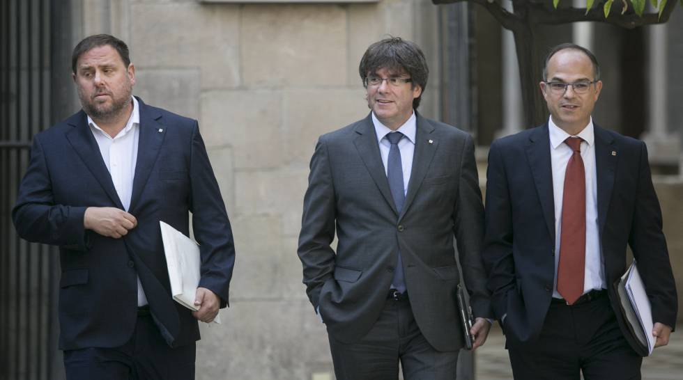 Desde la izquierda: Oriol Junqueras, Carles Puigdemont y Jordi Turull llegan a la reunión del consejo ejecutivo del Gobierno de la Generalitat.