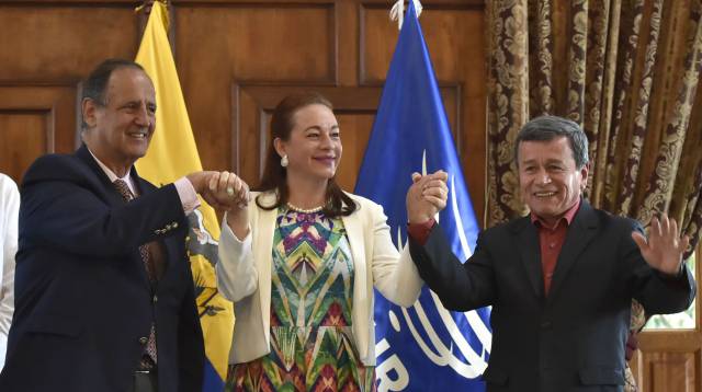 Negociadores del Gobierno y las FARC con la canciller de Ecuador.