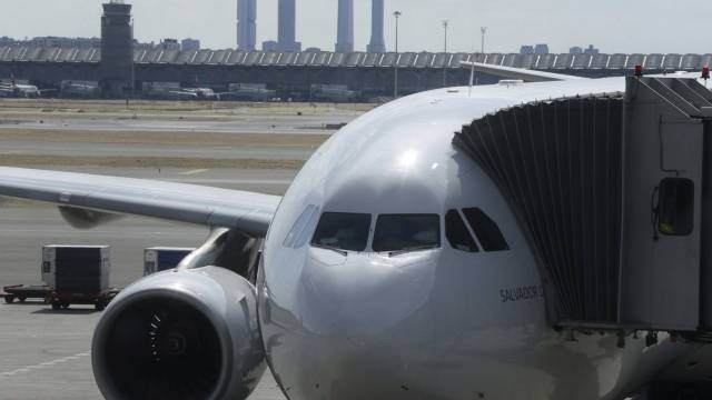 Guerra de precios en las aerolíneas: las grandes del sector se acercan a las 'low cost'