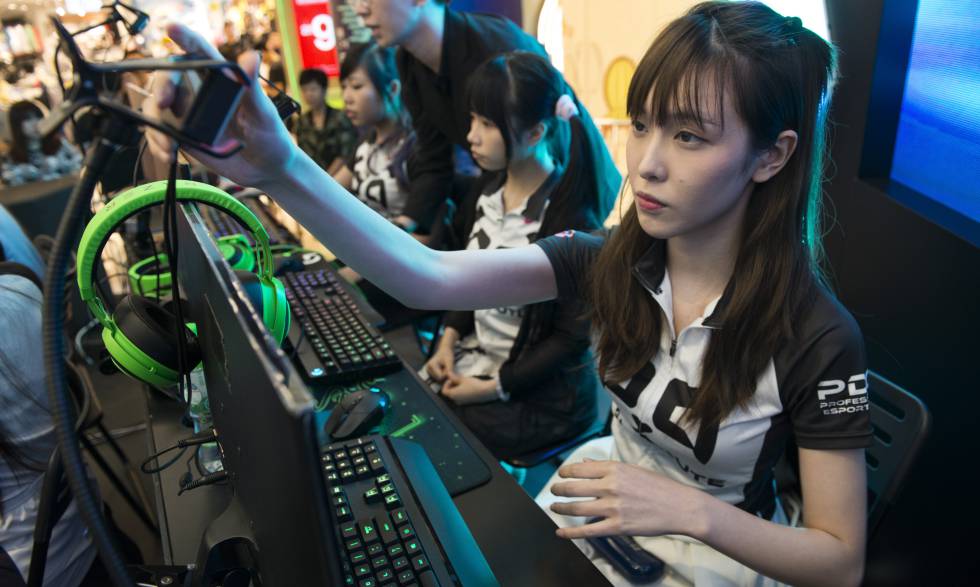 La capitana Deer prepara el ordenador para la competición en el Esports Festival, en el que PandaCute ha sido ganadora.
