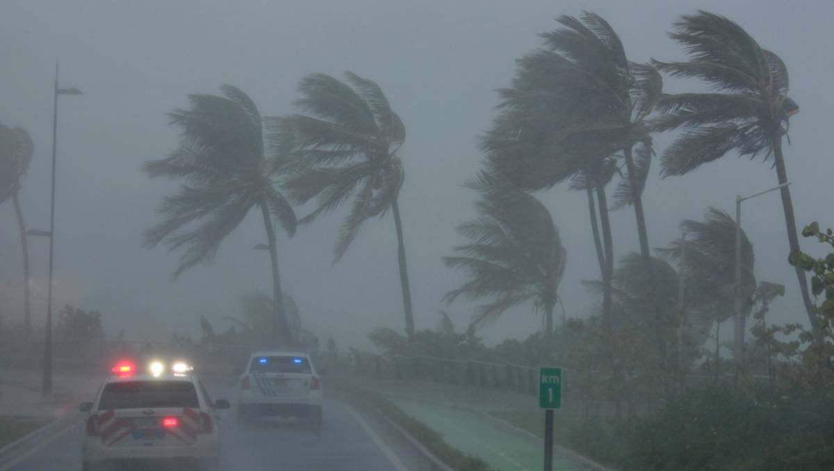 Una patrulla policial recorre una zona afectada por el paso del huracán Irma, en San Juan (Puero Rico).