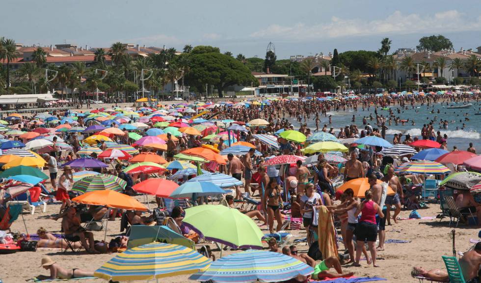 Aspecto que presenta la playa del Regueral, Cambrils, tras el atentado terrorista de Barcelona.rn 