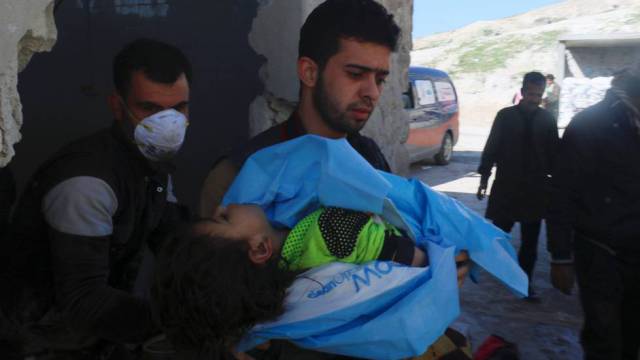 Un hombre con el cadáver de un niño, en Jan Sheijun.