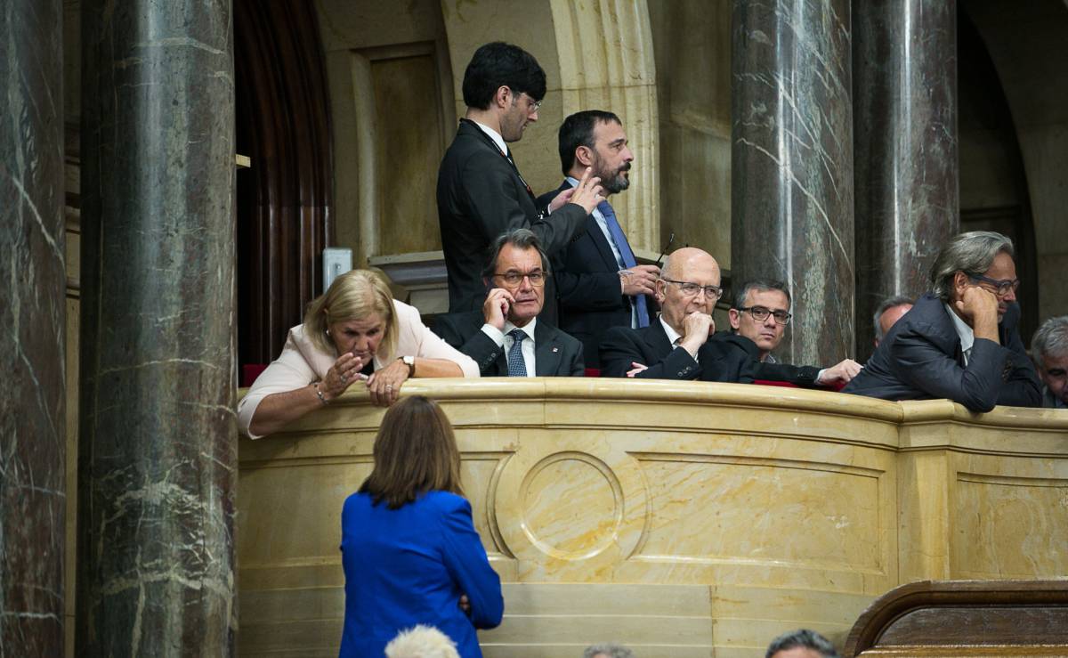 Artur Mas, en el centro de la imagen, durante el pleno del Parlament.