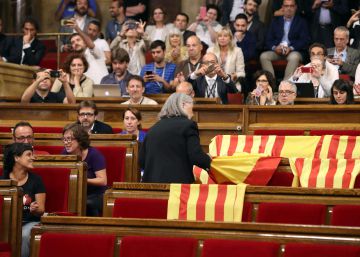 Una diputada de Podem retira las banderas españolas que dejó el PP en el Parlament