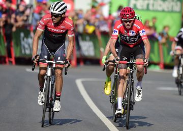 Trek Segafredo's Spanish cyclist Alberto Contador (L) and Sky's British cyclist Christopher Froome arrive side by side to cross the finish line of the 18th stage of the 72nd edition of "La Vuelta" Tour of Spain cycling race, a 169 km route from Suances to Santo Toribio de Liebana, near Potes, on September 7, 2017.  AFP PHOTO  JOSE JORDAN