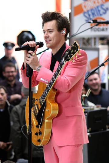Harry Styles, con un traje color rosa Barbie, durante una actuación en Nueva York el pasado mayo.