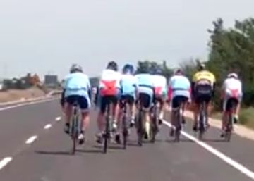 Ni el conductor indignado ni los ciclistas tienen razón: el análisis de la DGT del vídeo viral