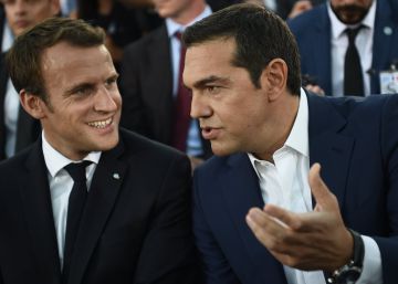 ARIS05 - ATENAS (GRECIA), 792017.- El presidente francés, Emmanuel Macron (i), y el primer ministro griego, Alexis Tsipras (d), hablan después de llegar a la colina de Pnyx en Atenas, Grecia, el 7 de septiembre de 2017. Macron se encuentra en una visita de dos días en Atenas, donde ofrecerá un importante discurso político sobre el futuro de Europa. EFEARIS MESSINIS POOL