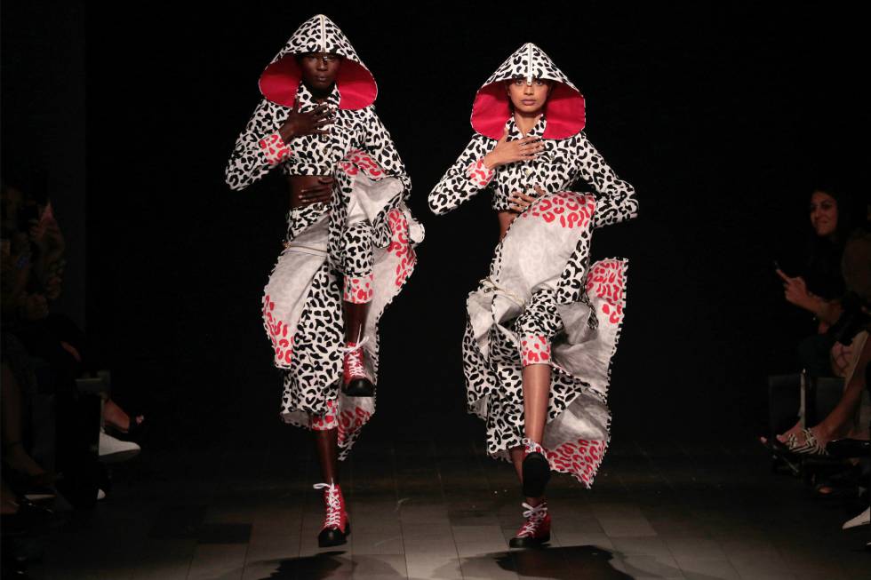 Dos de las modelos en el desfile de la colección de Desigual para el próximo verano en Nueva York.