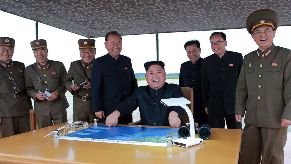 El líder norcoreano y sus oficiales. rn