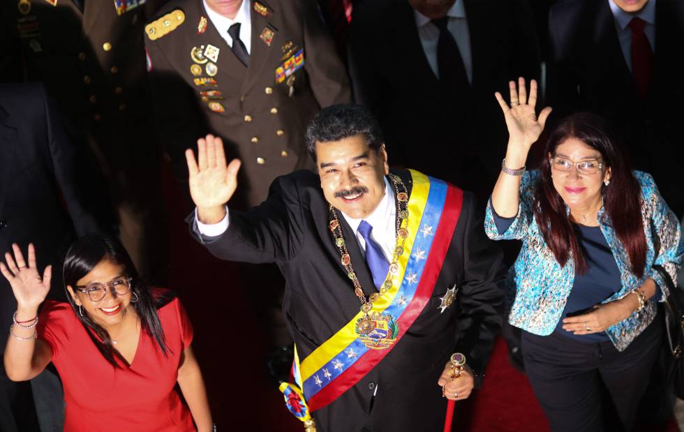 Nicolás Maduro junto a la primera. dama Cilia Flores. (derecha) y la presidenta de la Asamblea Nacional Constituyente Delcy Rodríguez.