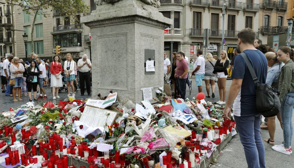 Memorial con flores a las víctimas de atentado terrorista, situado al comienzo de las Ramblas de Barcelona.