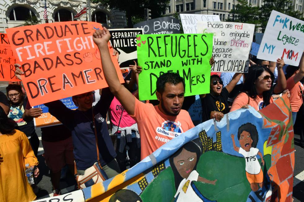 Inmigrantes manifestándose contra las leyes de Trump. rn 