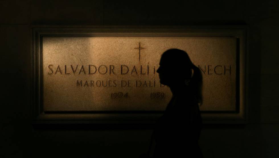 Una mujer delante de la tumba de Salvador Dalí en el Museo Dalí en Figueras. rn rn 