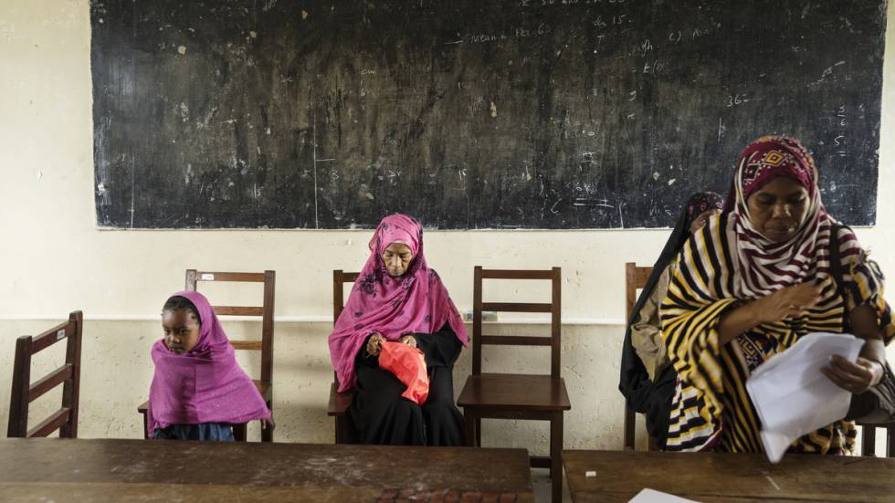Mujeres en el colegio de Bububu, Zanzíbar, presentando sus documentos para cobrar su pensión.