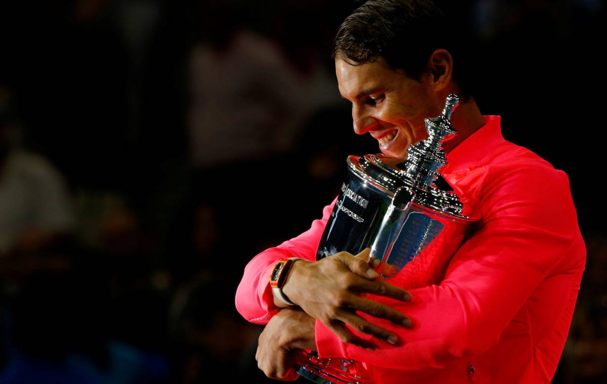 Nadal abraza el trofeo de campeón del US Open en Nueva York.