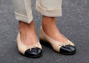 Melania Trump se baja de los tacones para visitar Florida tras el huracán