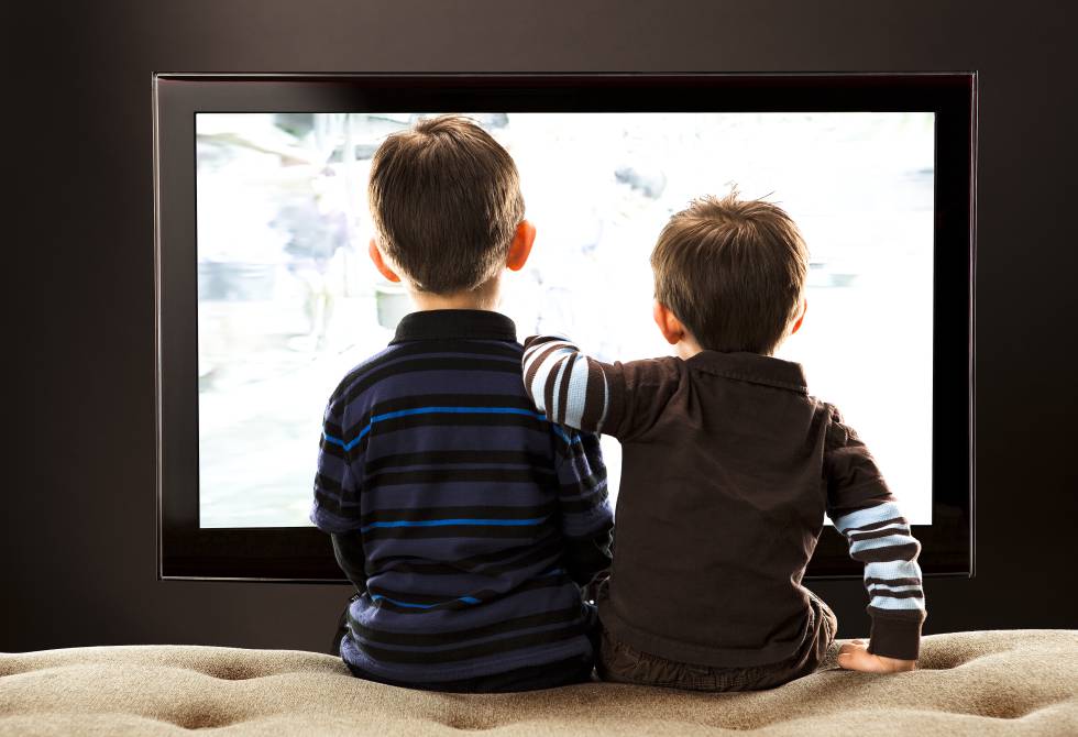 Dos niños viendo televisión.rn rn rn