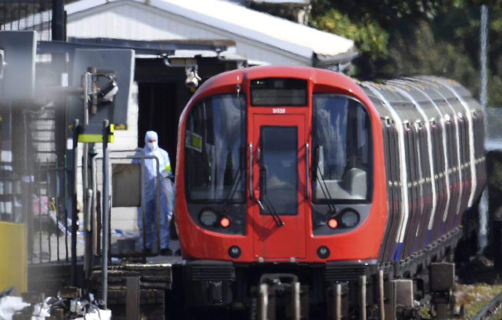 Policías forenses trabajan en el lugar donde se produjo una explosión en el metro de Londres. 