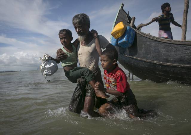 Barcaza con ciudadanos de la etnia rohingya.