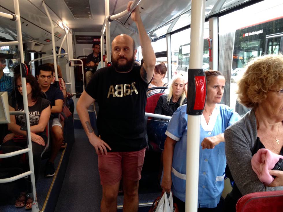Esto es lo que pasa cuando vas con una camiseta de ABBA por la calle