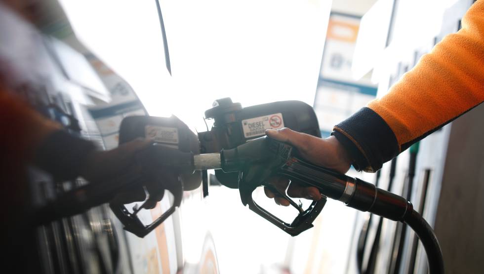 Un empleado echa diésel en un automóvil en una gasolinera en la carretera de Extremadura.  rn 