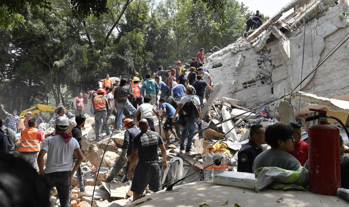 Tareas de desescombro en un edificio derruido en México D.F.