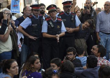 Mossos dialogan con manifestantes a las puertas de Unipost en Terrassa