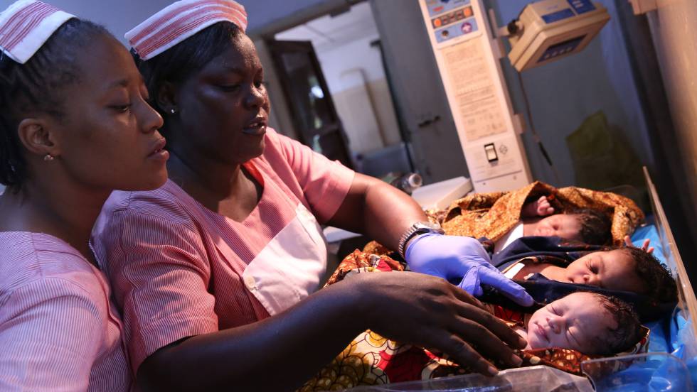 Dos enfermeras cuidan de los recién nacidos en un hospital de Freetown, Sierra Leona.