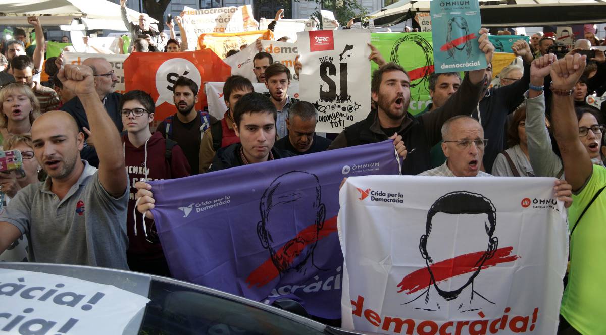 Protestas ante el Departamento de Economía.