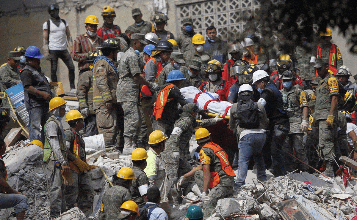 Voluntarios remueven los escombros en la capital de México.