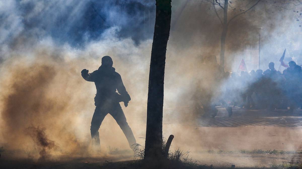 Un manifestante se enfrentan a la policía durante una protesta en París.