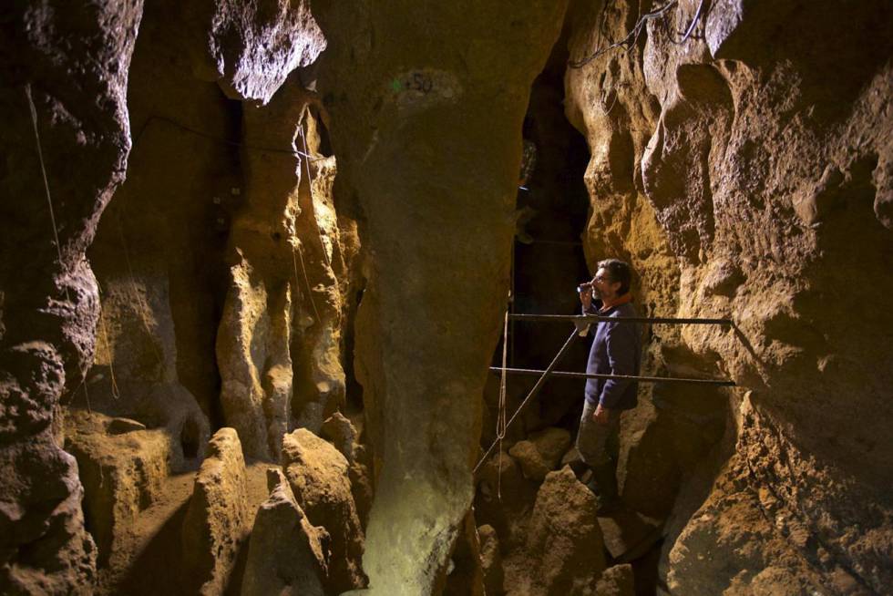 El paleoantropólogo Antonio Rosas, en la cueva de El Sidrón (Asturias).