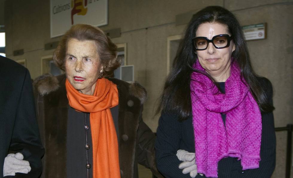 Liliane Bettencourt y su hija, Francoise Bettencourt-Meyers, en marzo de 2011.