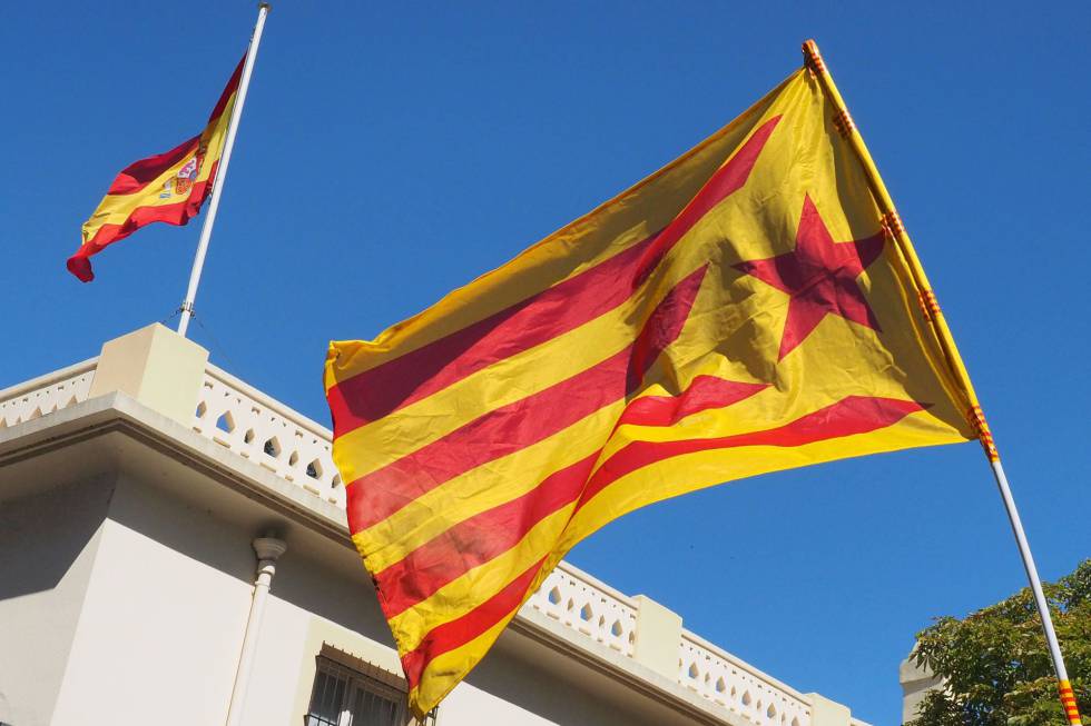 Bandera independentista catalana frente a un consulado español. 