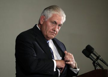 JSX01. NUEVA YORK (EE.UU.), 20092017.- El Secretario de Estado de los Estados Unidos, Rex Tillerson, se dirige a los medios de comunicación en el Hotel Hilton de Nueva York hoy, miércoles 20 de septiembre de 2017, en Nueva York (EE.UU.). Tillerson dijo hoy que el acuerdo nuclear firmado en 2015 por seis potencias con Irán "claramente no ha cumplido sus expectativas", y restó importancia a la negativa del presidente iraní, Hasan Rohaní, a renegociar el pacto multilateral. "Como alguien que lleva mucho tiempo negociando cosas, he aprendido algo: Nunca digas nunca. Y que las cosas siempre se ven oscuras antes de conseguir un avance", dijo Tillerson en una conferencia de prensa en Nueva York. EFEJASON SZENES