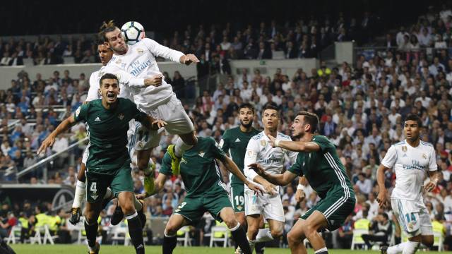 Bale intenta rematar de cabeza contra el Betis.